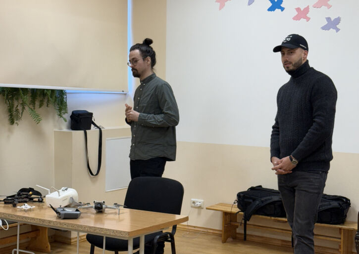 Dronu pilotēšanas apmācības jauniešiem Biržu pamatskolā kopā ar Artūru Brantu