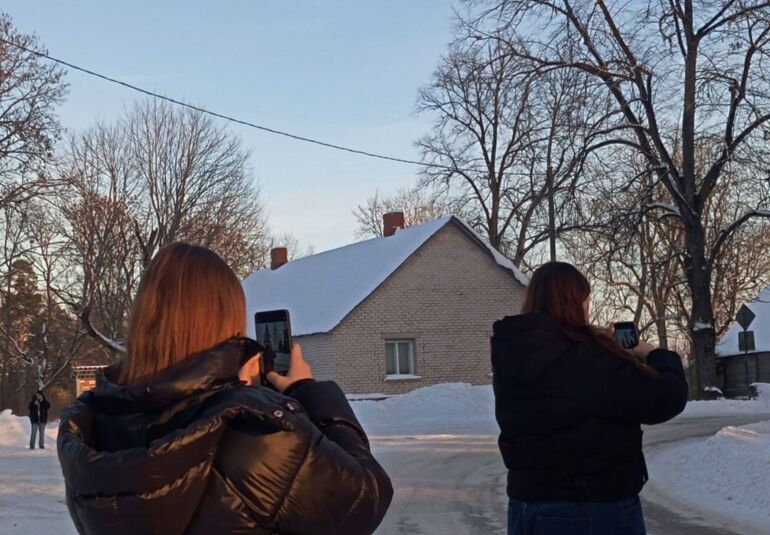 Jaunieši Atašienē apgūst fotogrāfijas prasmes kopā ar Kārli Zalānu