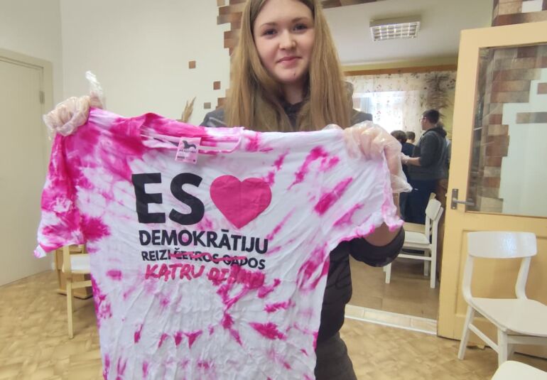 Krāsas, radošums un ilgtspēja vienuviet – jaunieši “Māzerā” iepazīst batikošanas mākslu