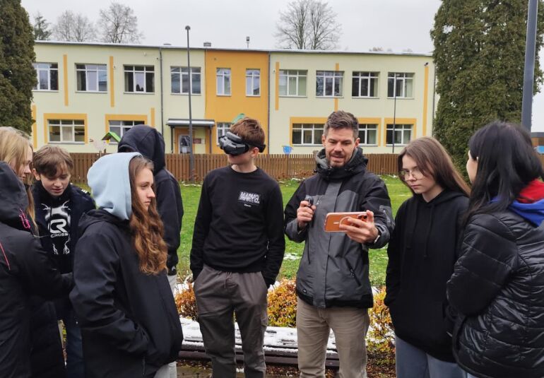  “Digitālais Lidojums” Zasas vidusskolas jauniešus iepazīstina ar dronu pasauli