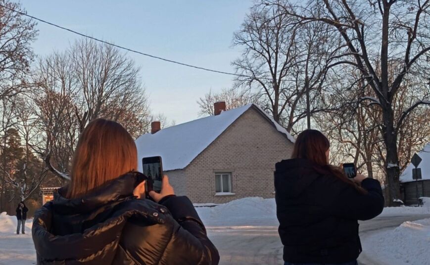 Jaunieši Atašienē apgūst fotogrāfijas prasmes kopā ar Kārli Zalānu