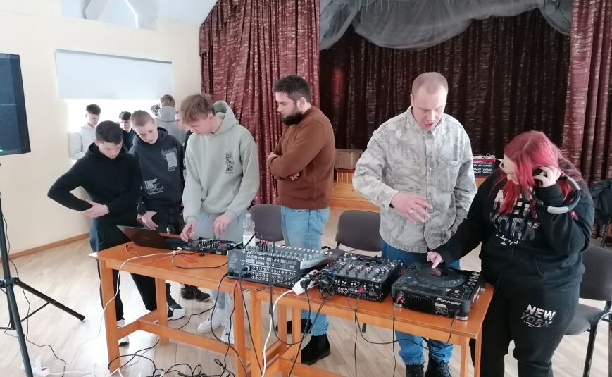 Jaunieši Aknīstē iepazīst DJ mākslu praktiskā meistarklasē