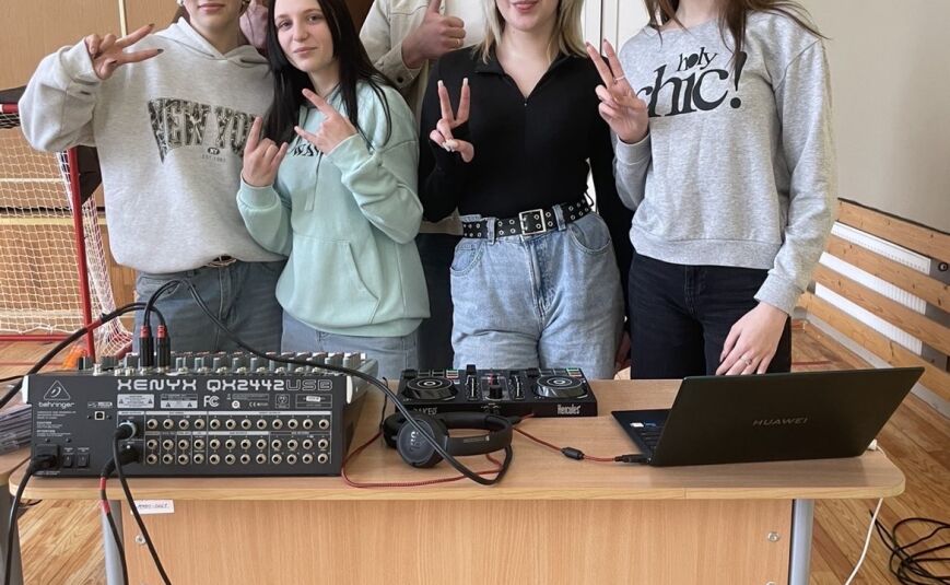 Sūnu pamatskolas skolēni iejūtas dīdžeju lomā