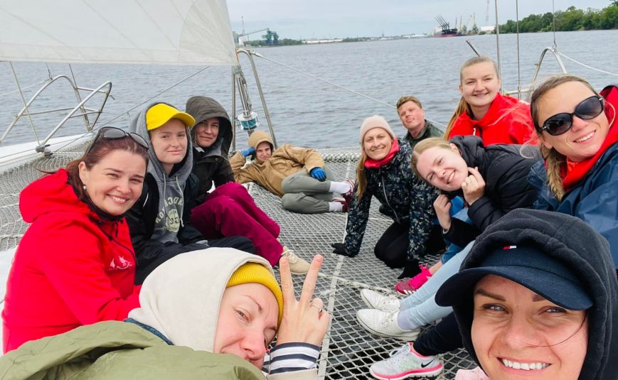 Jaunatnes darbinieces gūst jaunu pieredzi burājot
