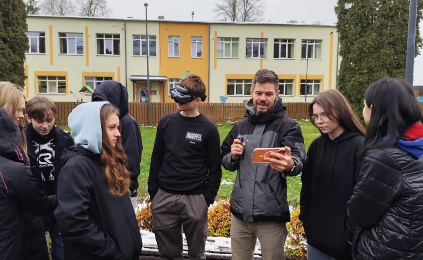 “Digitālais Lidojums” Zasas vidusskolas jauniešus iepazīstina ar dronu pasauli