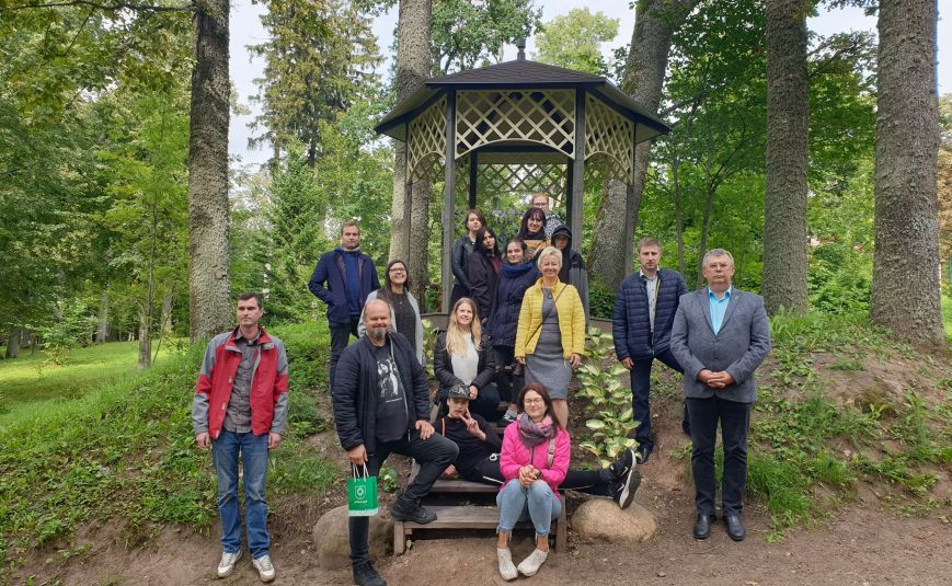 Jauniešu un lēmumpieņēmēju satikšanās Zasas muižas parkā