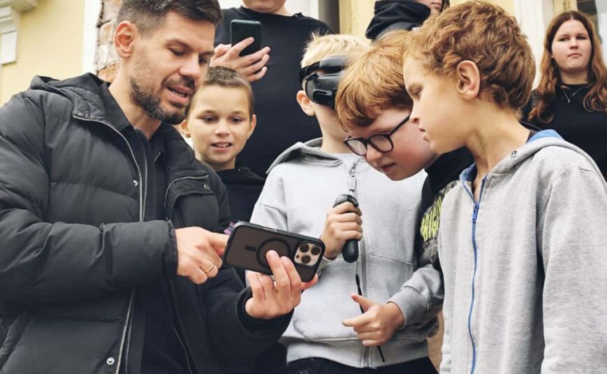 Dronu lidojumu prieks Atašienē un Aknīstē – jauniešus iedvesmo dronu pilots Jānis Ozols
